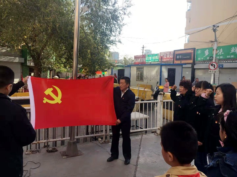 迎國慶 升國旗 聽(tīng)宣講 抒愛(ài)國情-陸峰_副本.jpg
