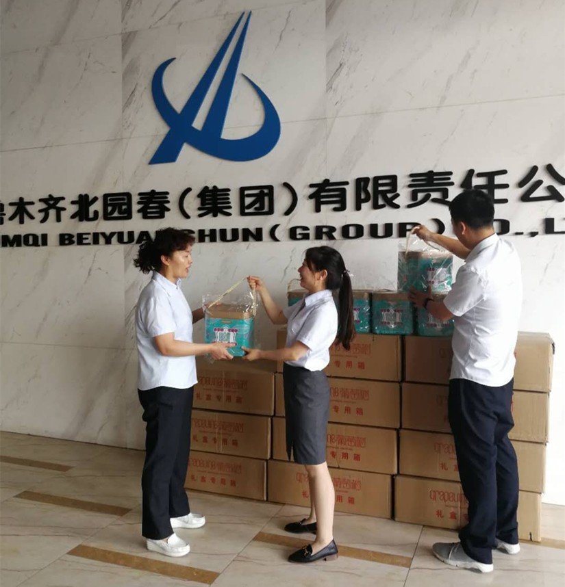 圖為：工會(huì )人員將包裝精美的粽子送到員工手中_副本.jpg