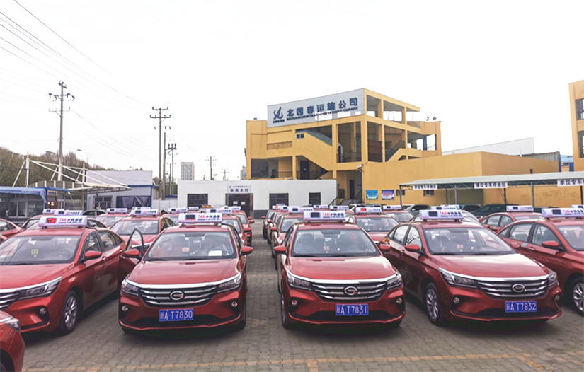 40輛車(chē)整齊擺放在公司院內，等待發(fā)車(chē)儀式_副本.jpg