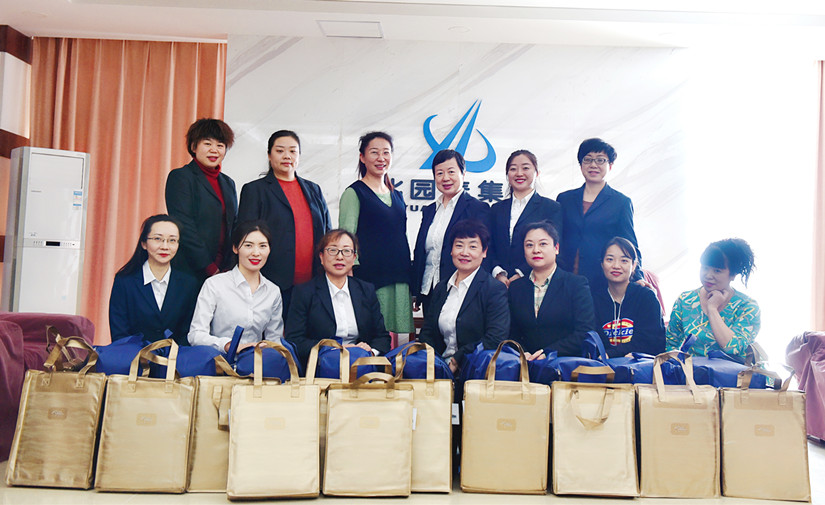 圖為：集團公司女職工三八節節日禮品領(lǐng)取合影留念_副本.jpg