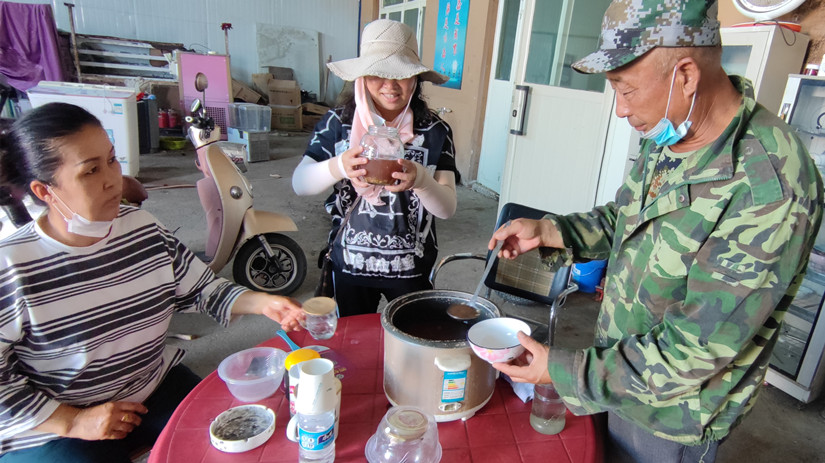 圖為：烏蘇北園春市場(chǎng)工會(huì )為員工發(fā)放降溫防暑福利_副本.jpg